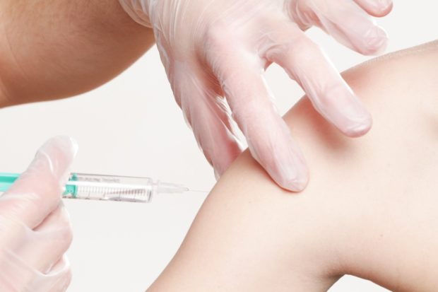 V postupu očkování proti koronaviru mírně zaostáváme za průměrem EU