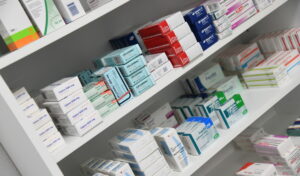 Loni dorazilo do českých lékáren o stovky tisíc balení antibiotik více než předloni