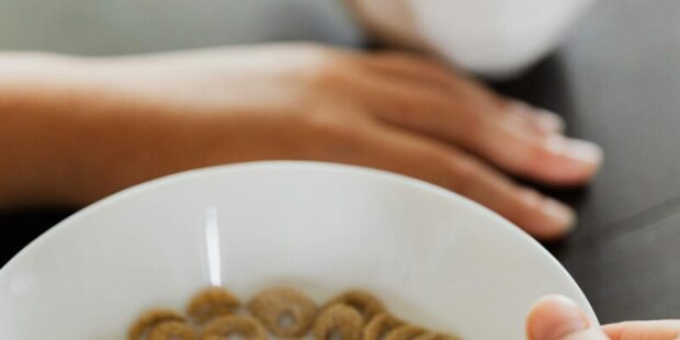 Češi přijímají víc soli, než si myslí. Nejčastěji z potravin, které nechutnají slaně